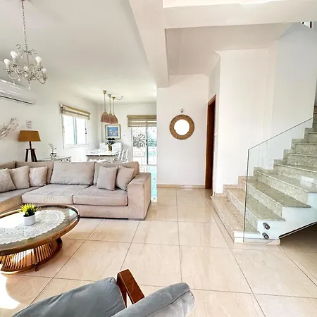 Wealthystays Hephaestus Villa, Walk To Paralimni