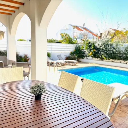 Wealthystays Hephaestus Villa, Walk To Paralimni