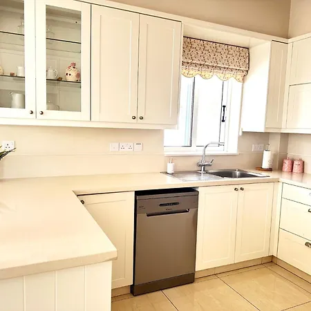 Wealthystays Hephaestus Villa, Walk To * Paralimni