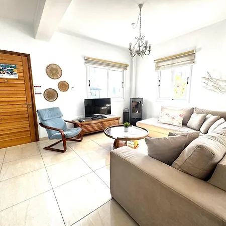 Vilă Wealthystays Hephaestus Villa, Walk To Paralimni
